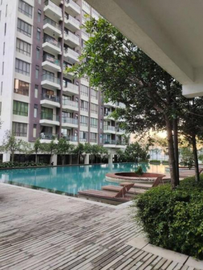 Urban360 Pool view with Netflix and wifi